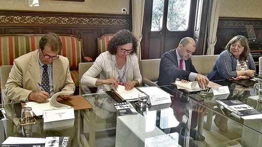 Momento de la firma del covenio entre UIB, Govern y Consell.