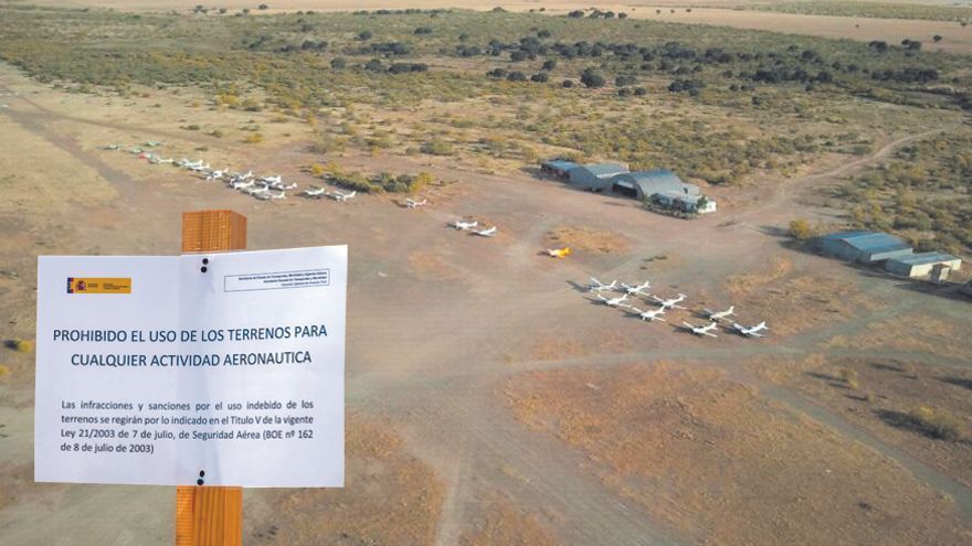 La Cervera fotografiada desde un ultraligero, con un montaje del cartel que ahora prohíbe su uso en primer término.