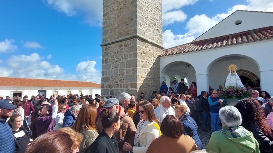 Decenas de vecinos de La Haba se concentran junto a la ermita de la Virgen de la Antigua  | EL PERIÓDICO