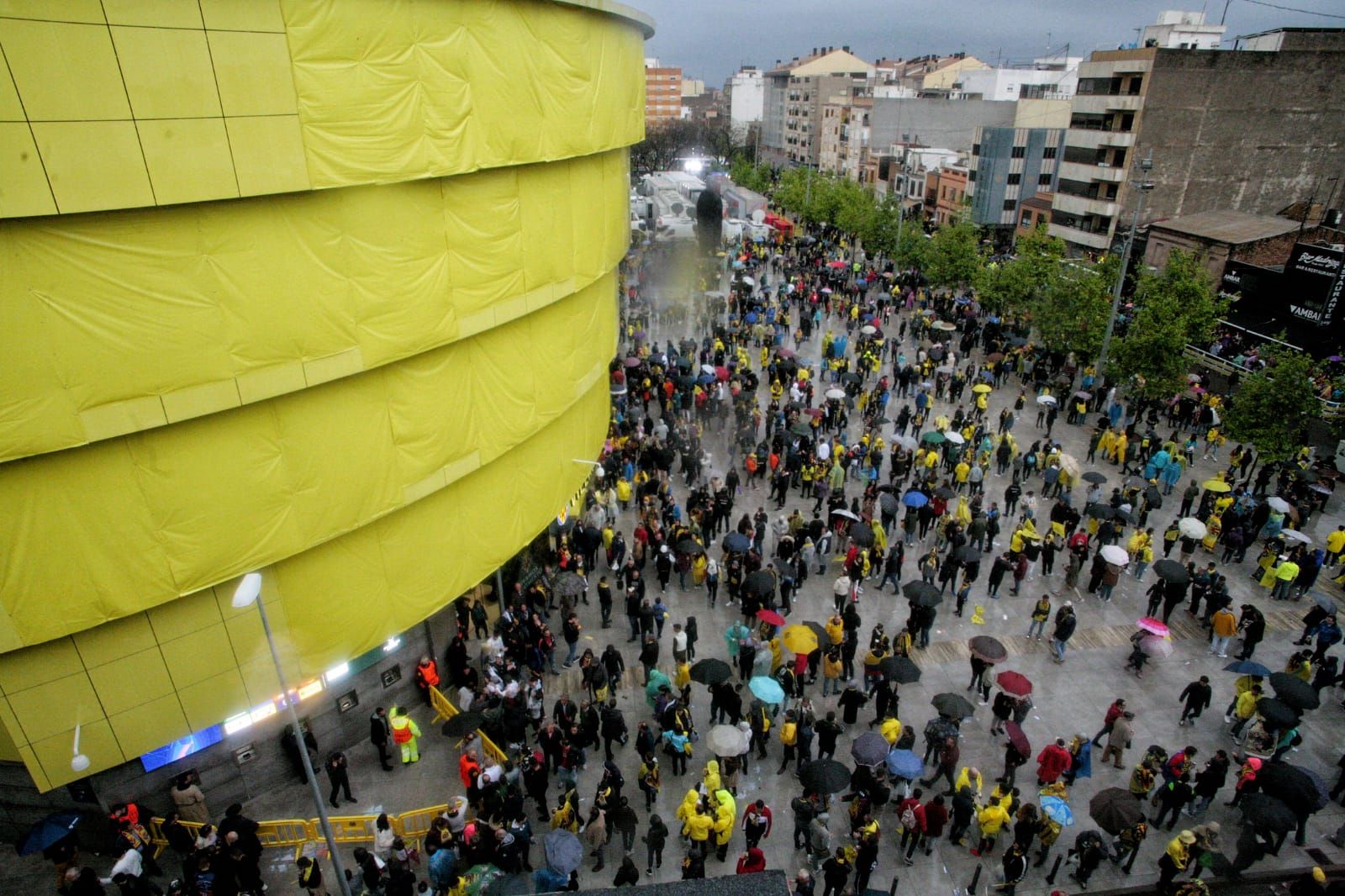 Fotogalería | La lluvia no frena a la afición del Villarreal para ver a su equipo en la final Champions