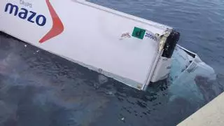 Un camión tráiler cae al mar en la terminal de Naviera Armas en el Puerto de Las Palmas