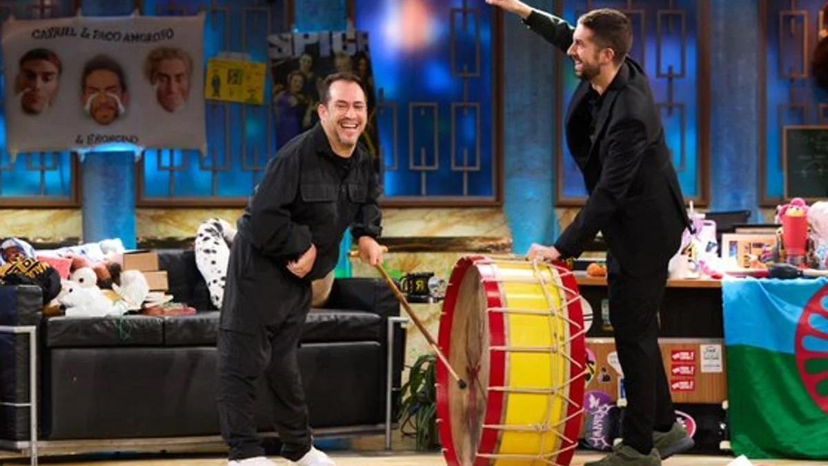 El Langui toca el bombo de 'La Revuelta' durante el programa.
