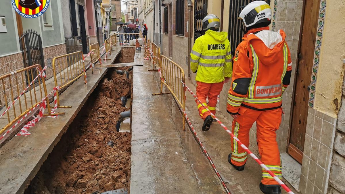 Lso bomberos acudieron a la zanja.