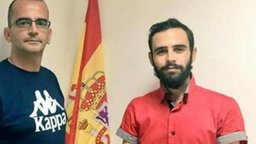 El exsoldado Agustín Fariña (izquierda) y el acusado de un delito continuado de estafa en una imagen tomada en la antigua sede del partido Juntos Por Canarias.