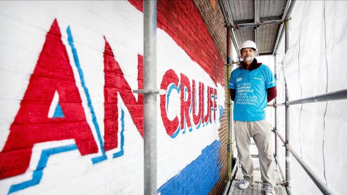 Paulo Consentino, el autor del gigantesco mural en homenaje a Cruyff