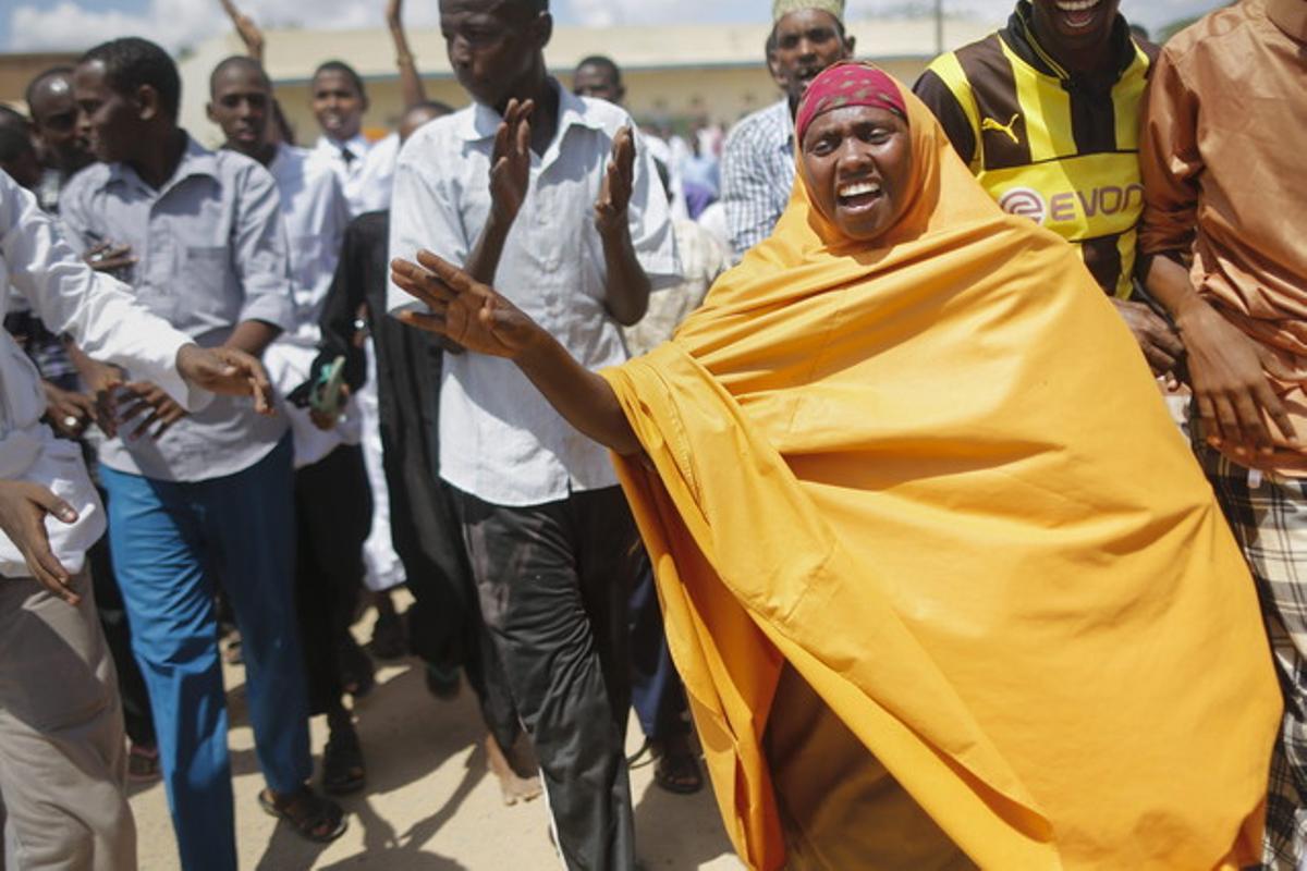 Musulmans canten consignes contra el grup gihadista somali Al-Xabab després del seu atac a la Universitat de Garissa. Musulmans canten consignes contra el grup gihadista somali Al-Xabab després del seu atac a la Universitat de Garissa.