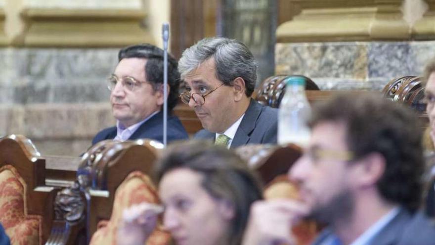 Los ediles del PSOE Dapena y García, con dos concejales de Marea en primer término, en el pleno del lunes.