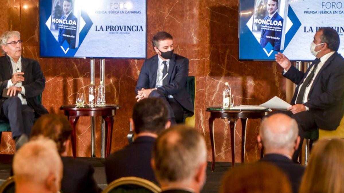Un momento de la conversación sobre análisis político entre Toni Bolaño, Iván Redondo y el director de LA PROVINCIA, Antonio Cacereño. 