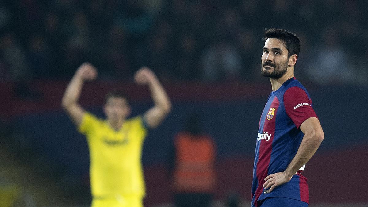 Gundogan mira la jugada del gol de Gerard en el videomarcador mientras el jugador amarillo celebra el 1 a 0 durante el partido de liga entre el FC Barcelona y el Villarreal.