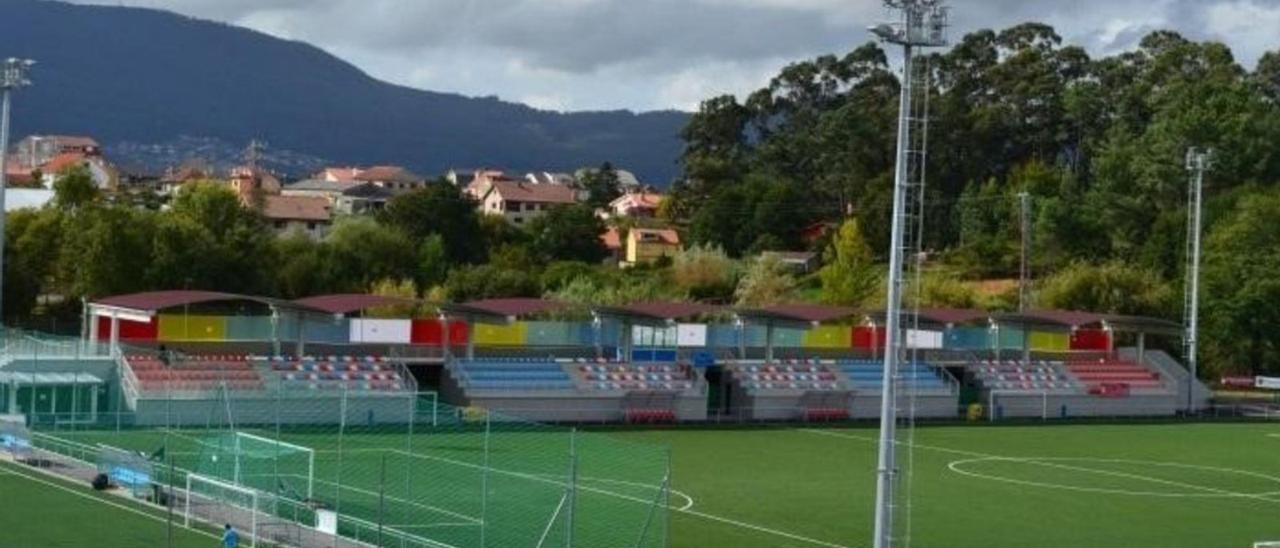 Vista del campo de fútbol de Santa Mariña, que estrena un nuevo sistema de megafonía. |   // FDV