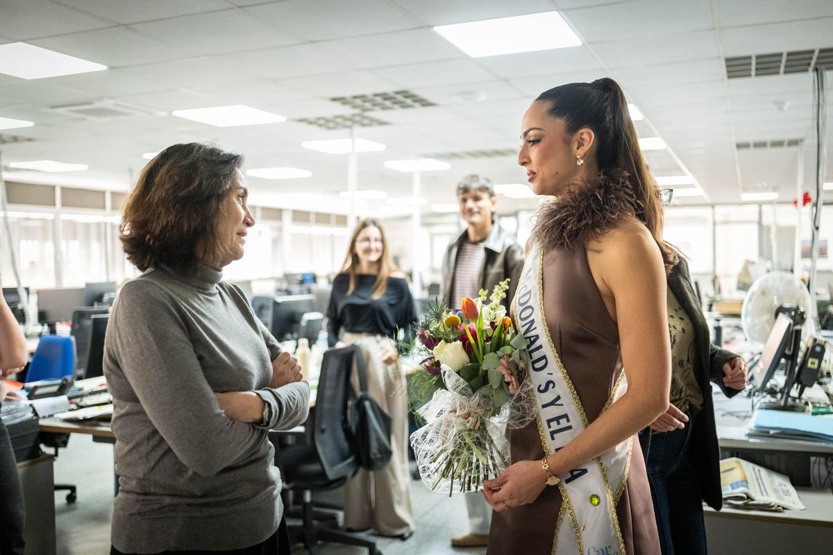 Visita de la candidata a reina de McDonald's y El Día a la redacción del periódico