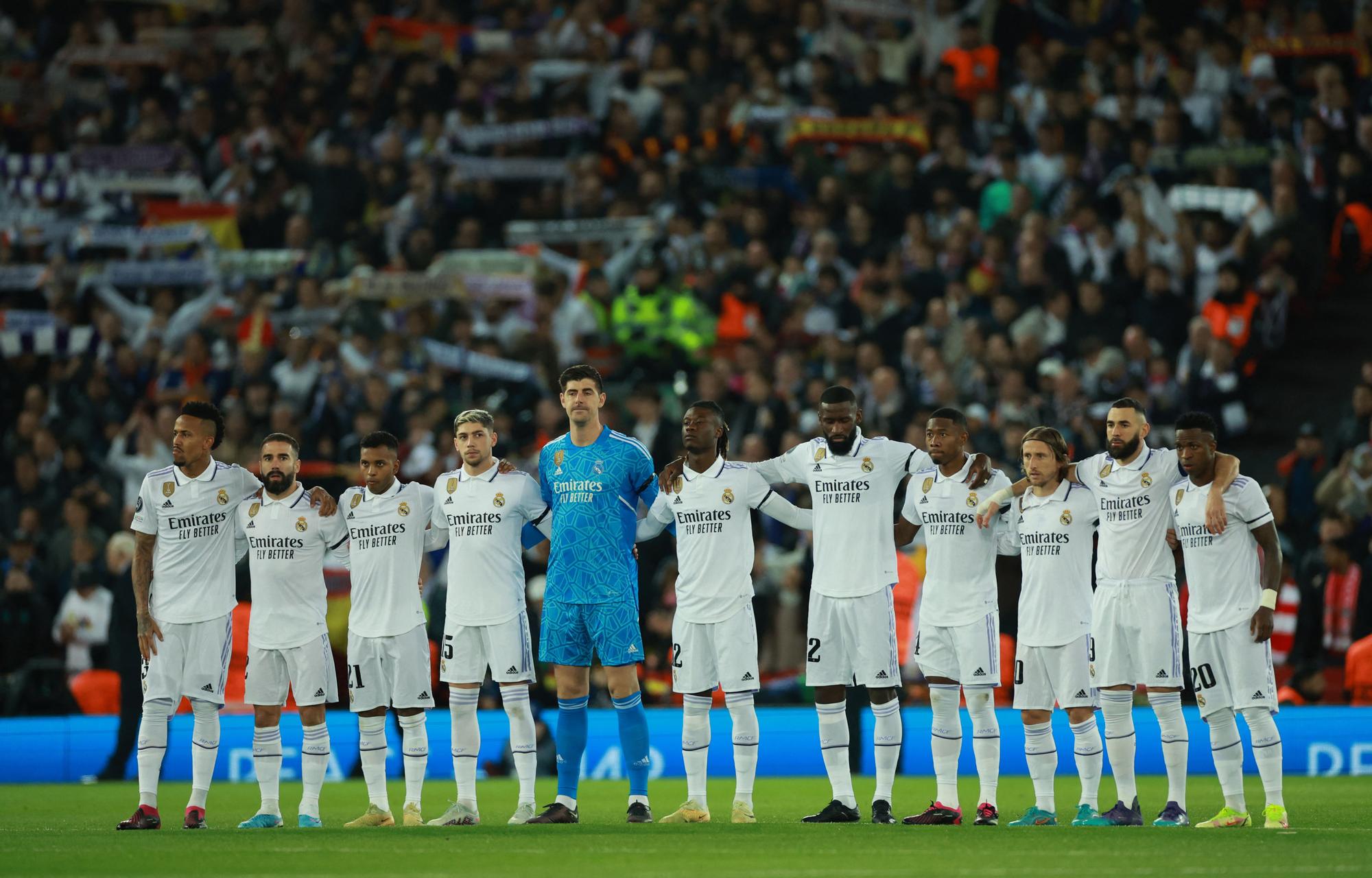 Los jugadores del Real Madrid, durante el minuto de silencio en homenaje a Amancio.