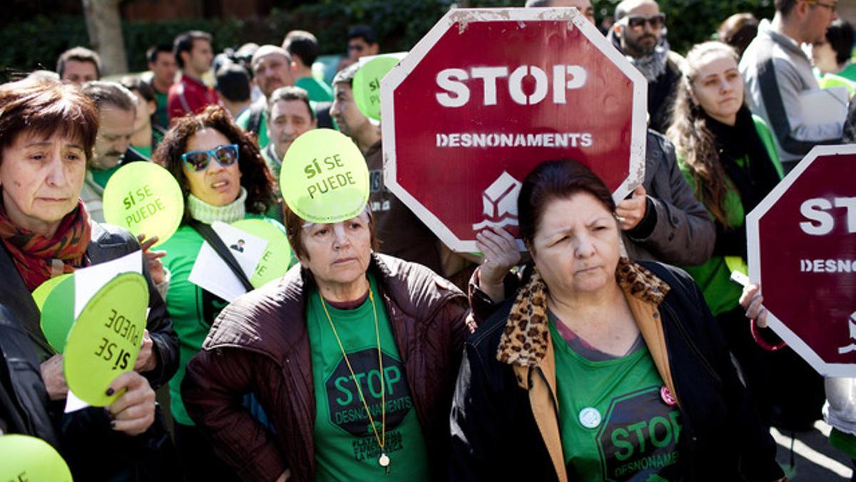 Miembros de la PAH concentrados ante el domicilio del parlamentario Jorge Moragas, el pasado día 13 de marzo en Barcelona.