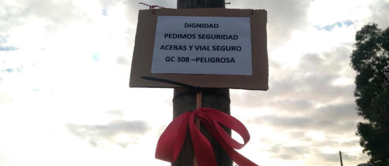 Cartel que advierte del peligro de la carretera de San Lorenzo.