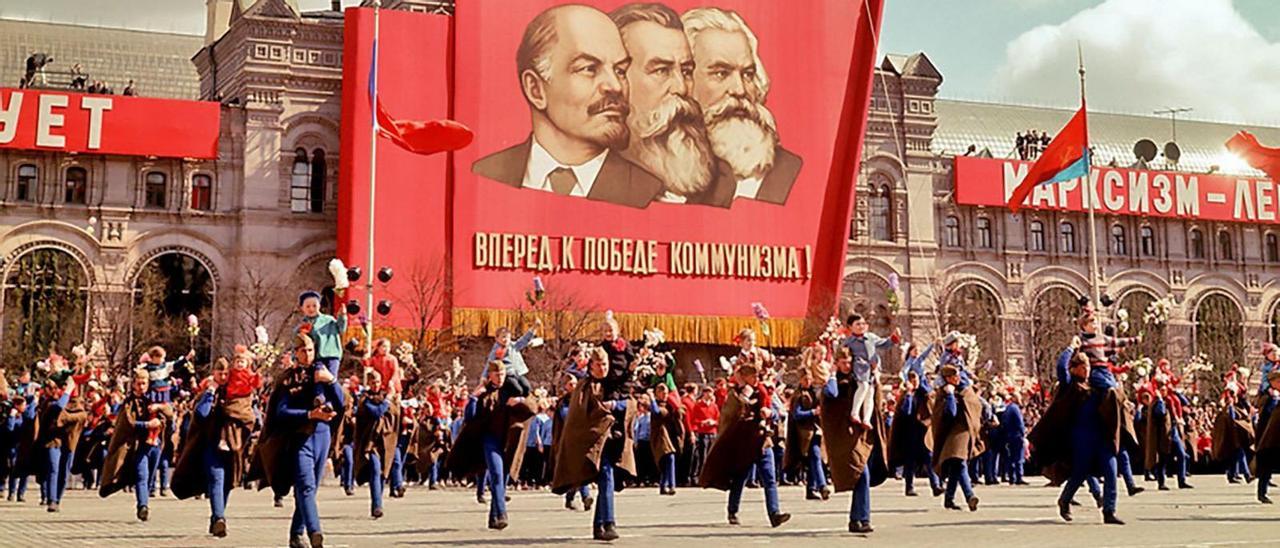 Desfile conmemorativo da fundación da Unión Soviética na Praza Vermella de Moscovo (1981).