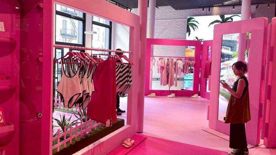 El color rosa revoluciona la tienda de Zara en Soho (Nueva York).  | // PIM
