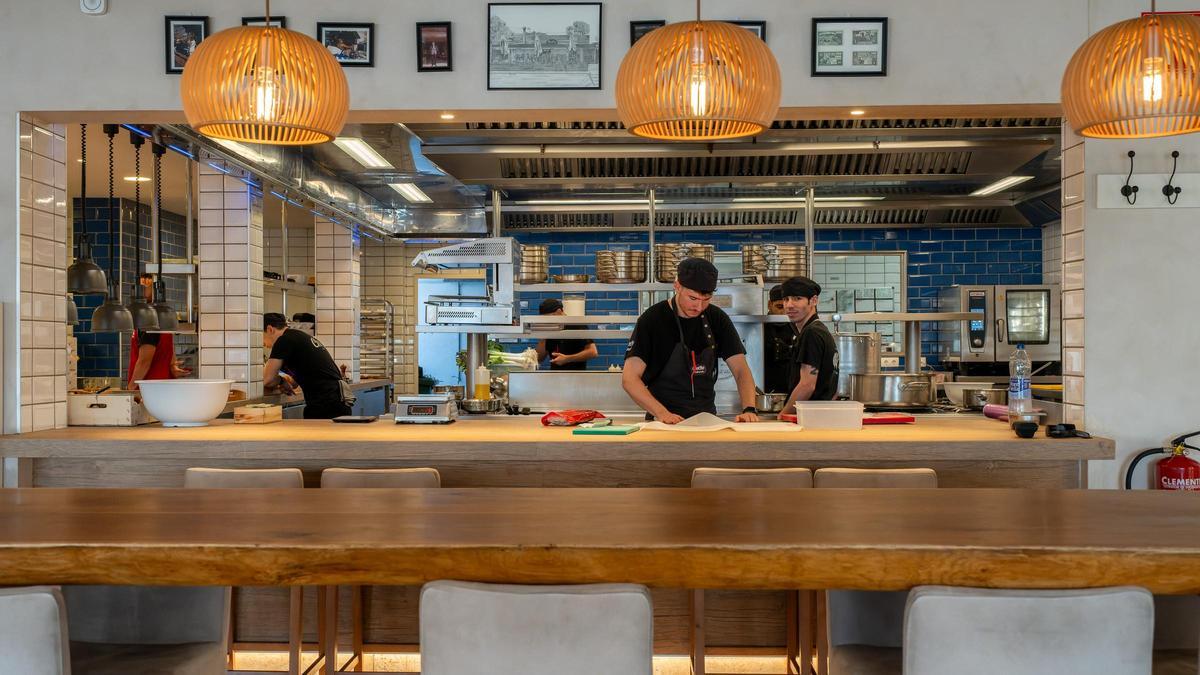 La cocina abierta del restaurante Cheche (Castelldefels).