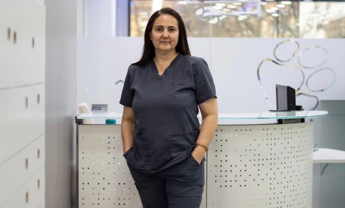 Fátima Sánchez, en su clínica veterinaria, en Coria.