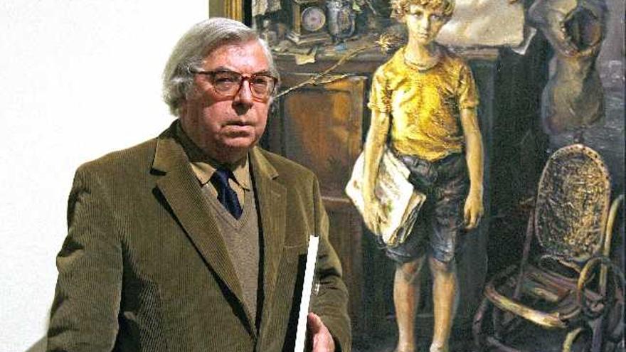 El pintor Juan de Ribera Berenguer posa ante su obra &quot;Antonio en mi estudio&quot; (1990), esta tarde, en el Centro del Cármen que reúne 120 obras del artista valenciano desde 1953 hasta la actualidad de uno de los fundadores del Grupo Parpalló.