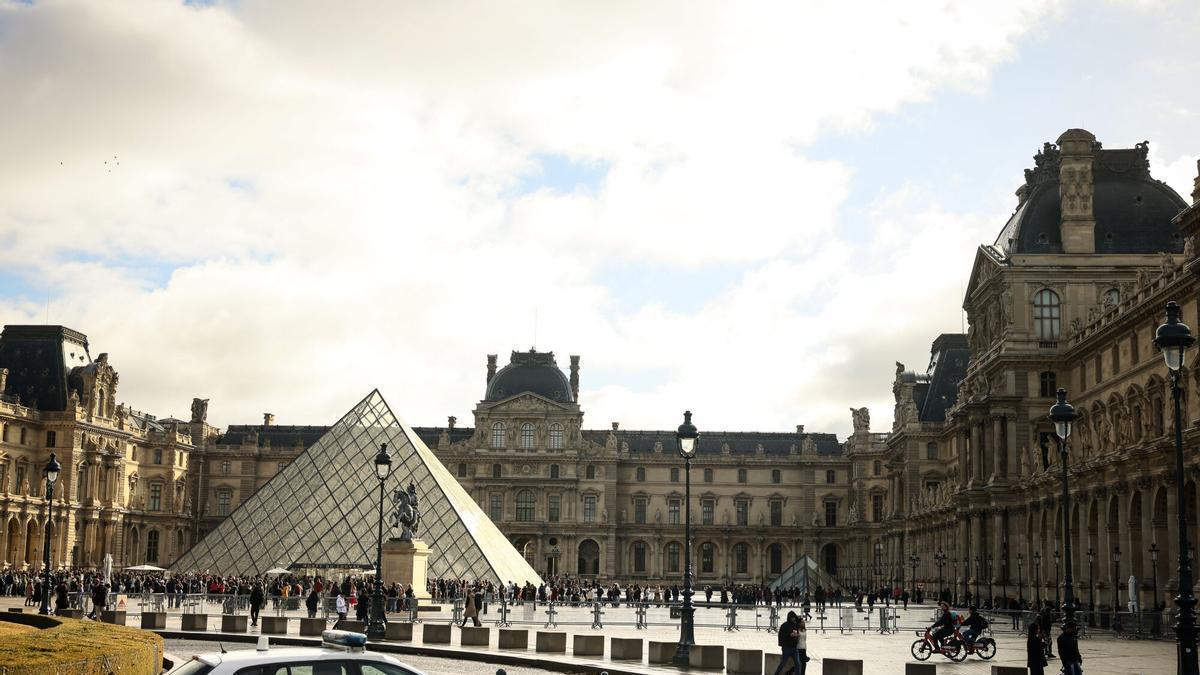 Un coche de policía, aparcado en el patio del museo del Louvre,