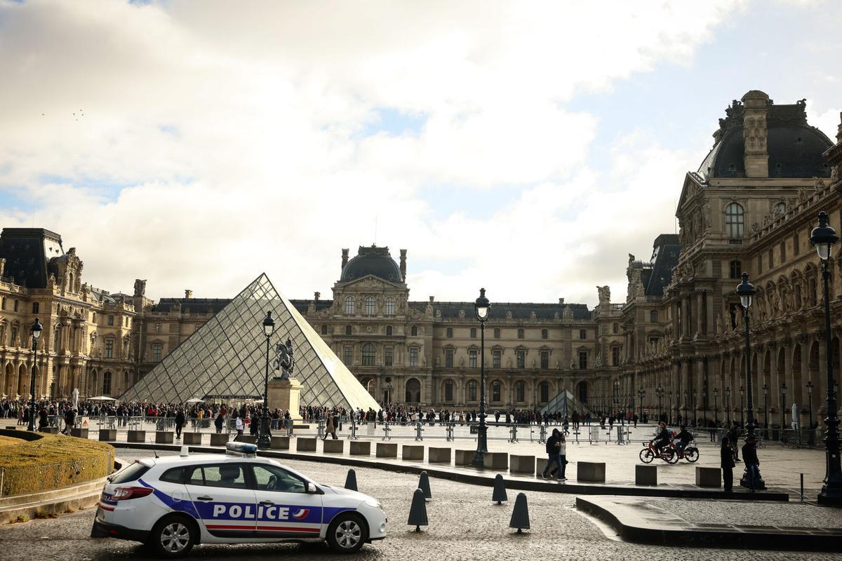Un coche de policía, aparcado en el patio del museo del Louvre,