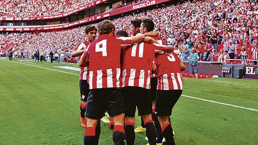 El Athletic de Bilbao B celebra un gol.