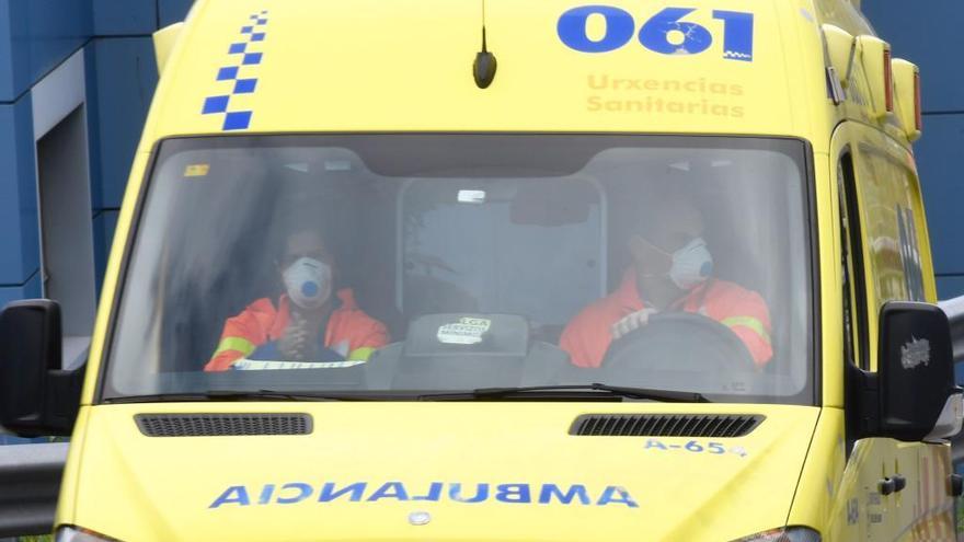 Una ambulancia en el entorno del Hospital de A Coruña.