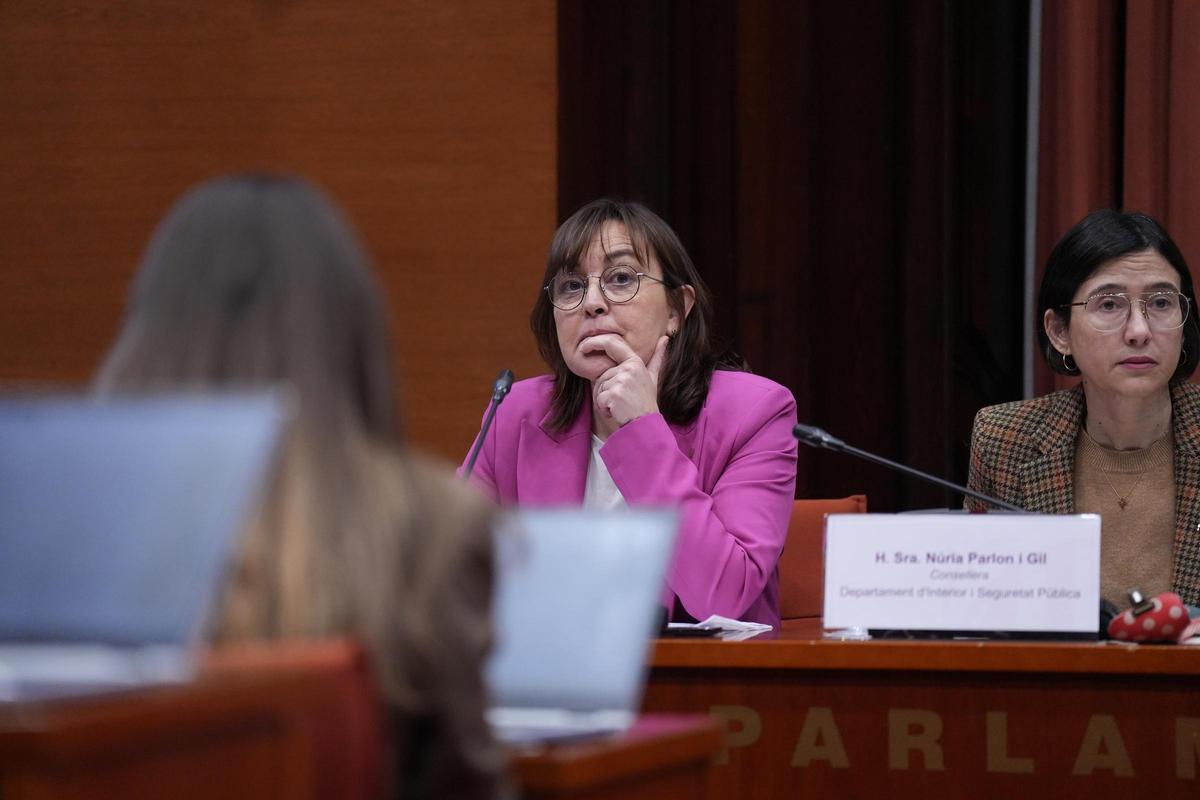 Las conselleras Sílvia Paneque y Núria Parlon han acudido este jueves al Parlament para abordar el caos de Rodalies.