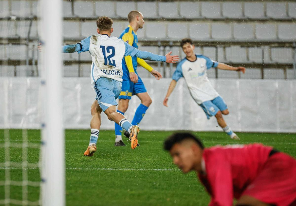 Lucas Camba celebra junto a Adrián Lombao el primer gol gallego.