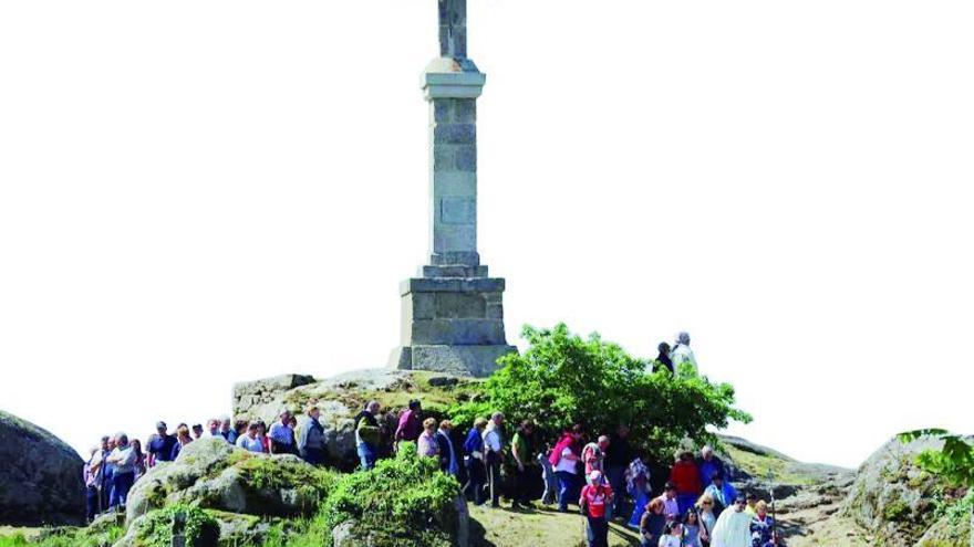 Los romeros caminan en procesión, ayer, alrededor de la cruz de A Picaraña. // Alfredo Hernández