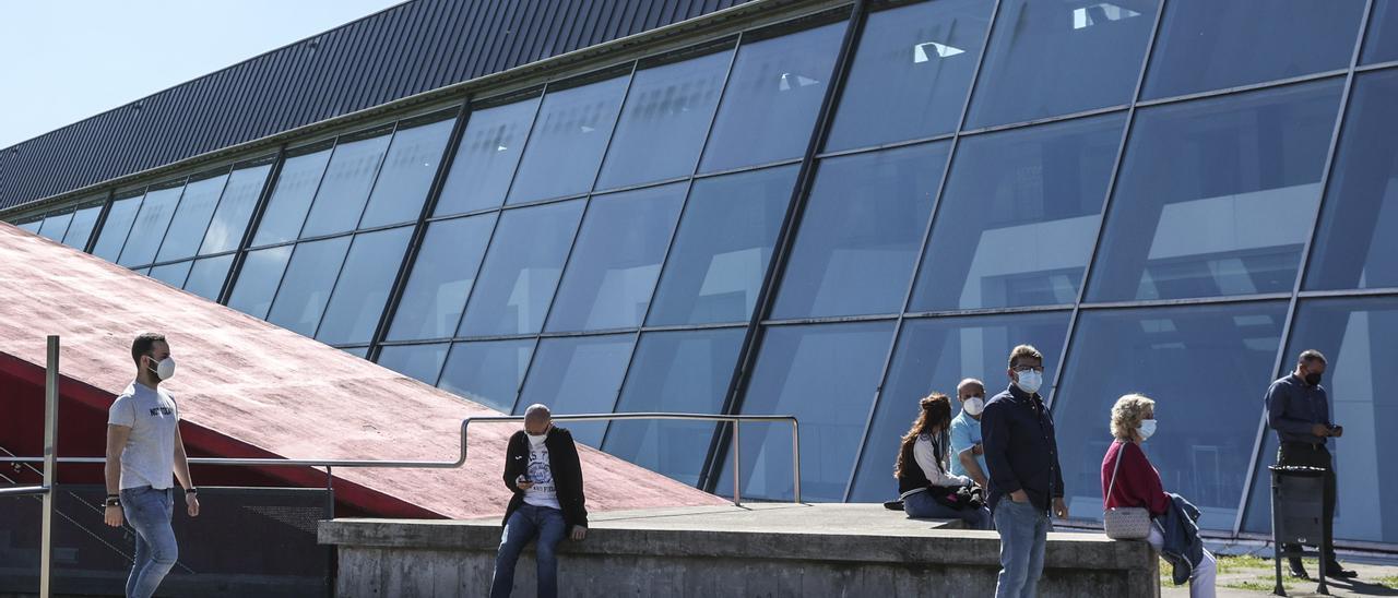 Zona de acceso al punto de vacunación emplazado en el área de docencia del Hospital Universitario Central de Asturias (HUCA).