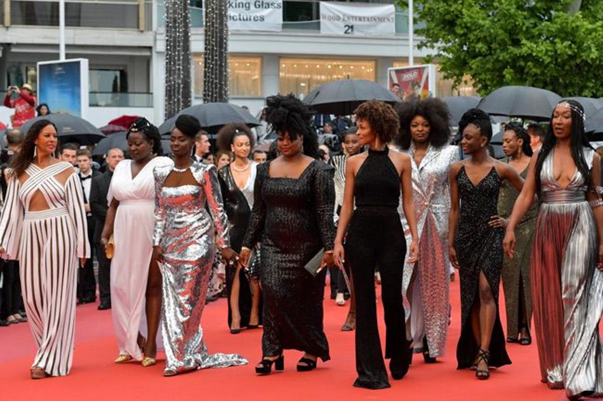 La entrada  radiante de las autoras de 'Black is not my job' en Cannes