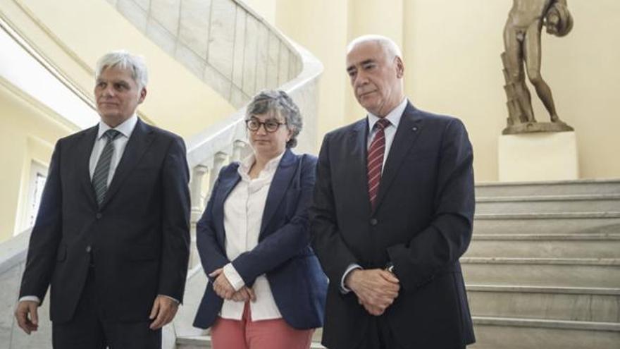 De izquierda a derecha, José Miguel Pérez, la consejera de Asturias Ana González y Luciano González, de Andalucía. | efe