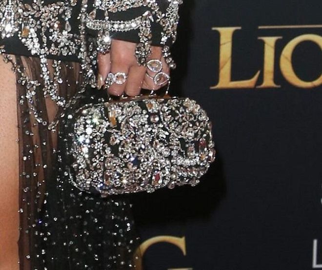 El clutch de pedrería de Beyoncé
