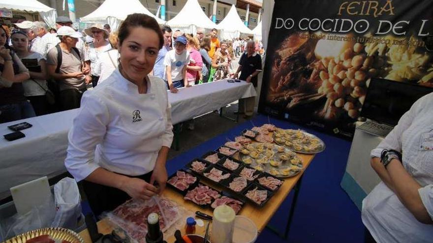 La cocinera lalinense Conchi Peiteado elaboró diversas tapas a base de cocido.