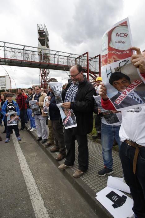 Trabajadores de Arcelor concentrados en la entrada de la factoría en Trasona