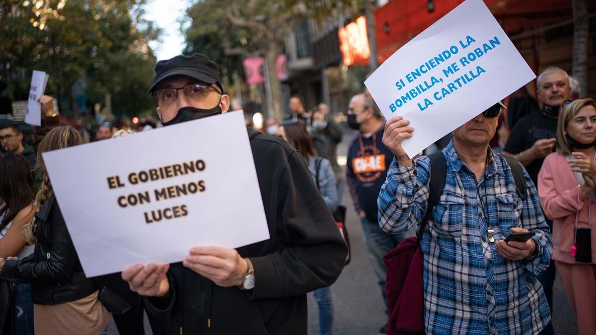 Protesta contra las subidas del precio de la luz ante la Subdelegación del Gobierno en Barcelona.