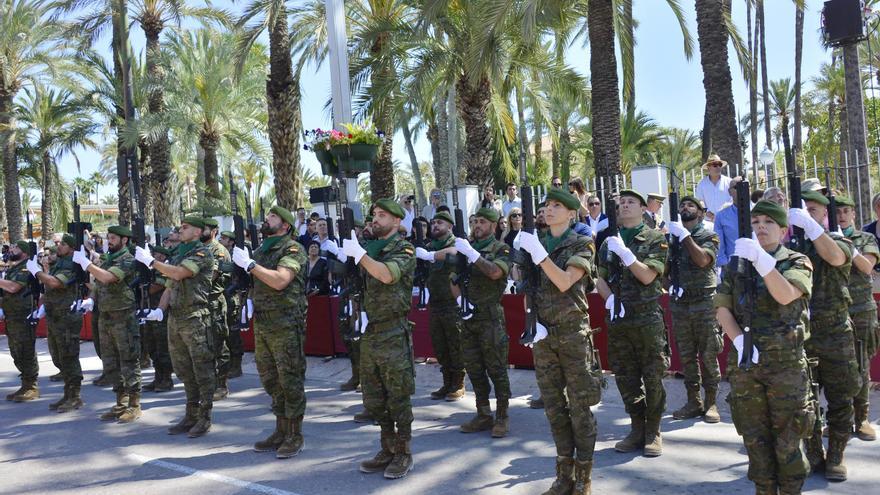 Más de 430 civiles juran la bandera en Elche