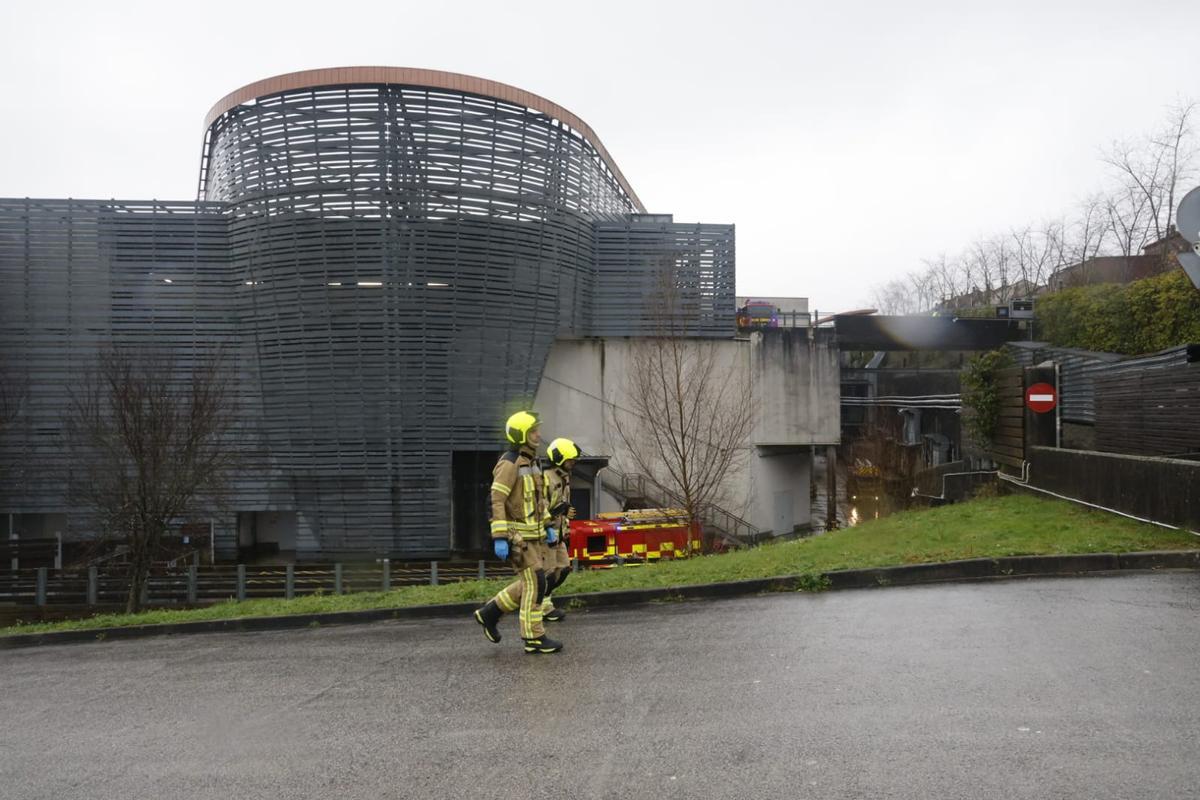 Un incendio en el centro comercial de As Cancelas obliga a evacuar el edificio
