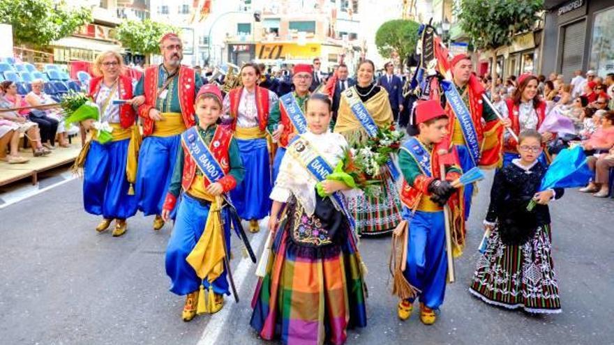 Moros y Cristianos convierten la Ofrenda a la Virgen en un ejemplo de solidaridad