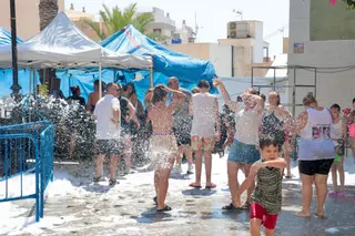 El agua y la espuma refrescan las Fiestas Tradicionales de San Roque en Alicante