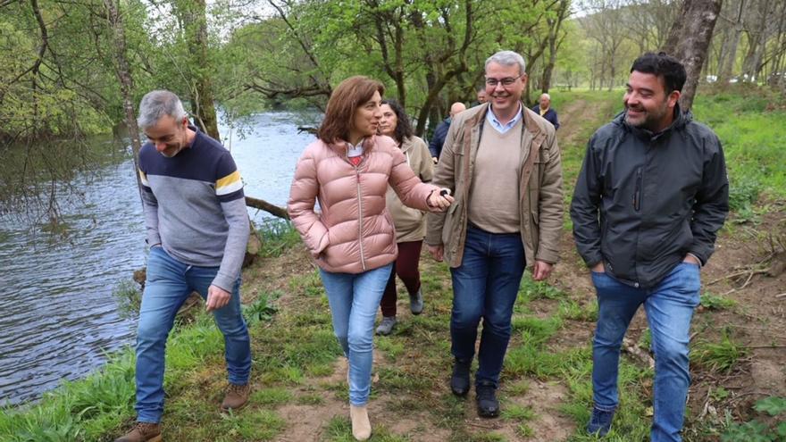 Ángeles Vázquez con miembros de la sociedad de pesca y del PP local, visitando el coto / xunta de galicia