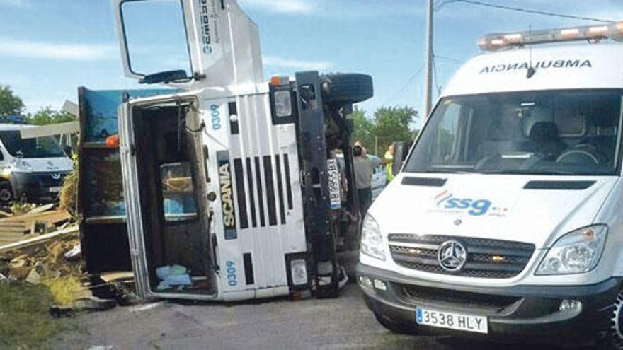 Un conductor de EMAYA, herido grave al volcar su camión en Son Reus
