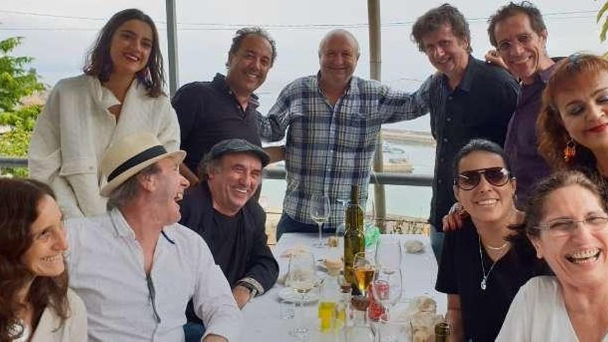 El actor, al fondo, y el equipo de La Zaranda comiendo en el restaurante Peixoto, en Beluso. // S.Á.