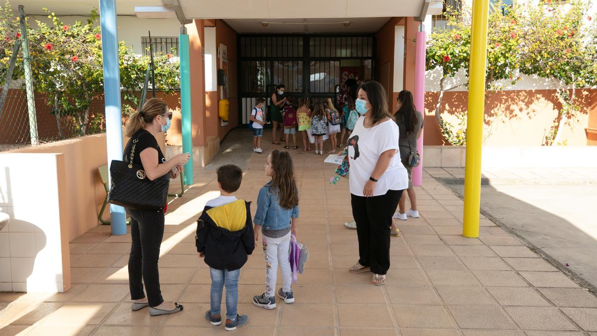 Un grupo de niños en la entrada de un colegio de la isla, en una foto de archivo.