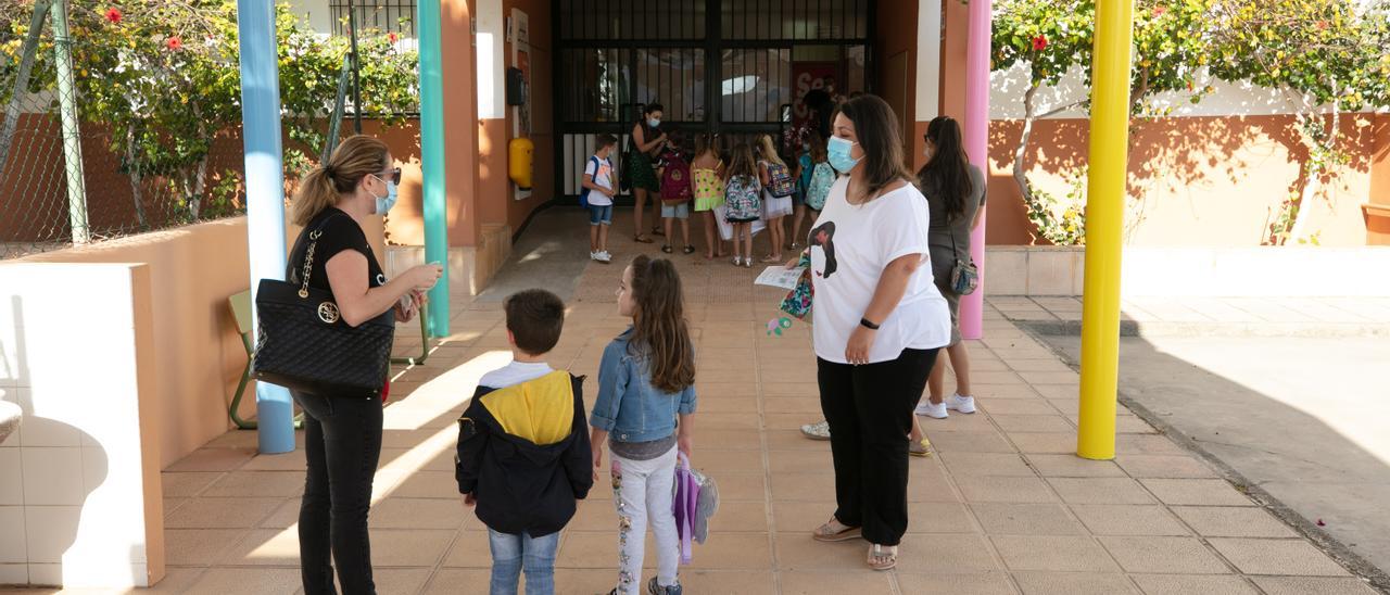 Un grupo de niños en la entrada de un colegio de la isla, en una foto de archivo.