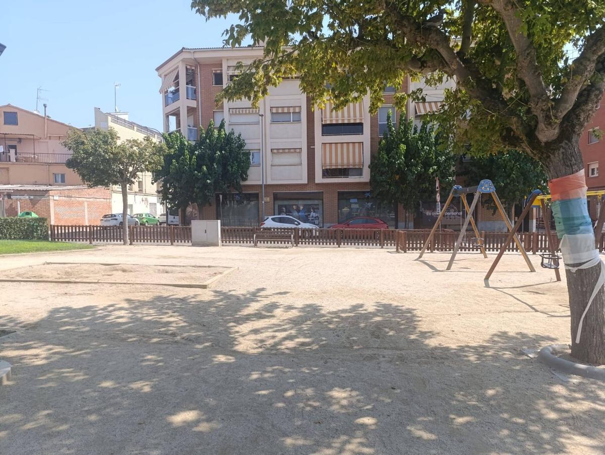 La plaça de la Pau, a Santpedor, amb pocs espais d'ombra
