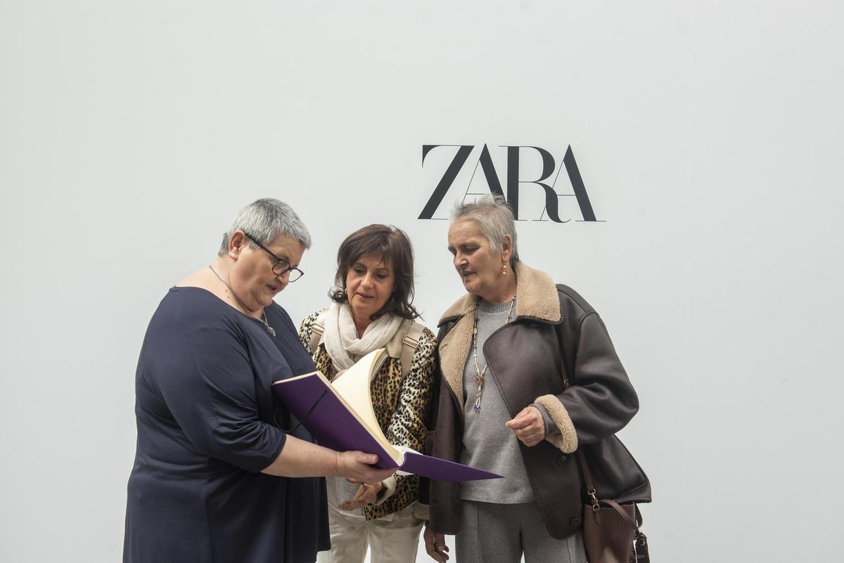 Elizabeth, Menchu y Mariví ojean un libro que se editó cuando la tienda de Juan Flórez cumplió los 25 años