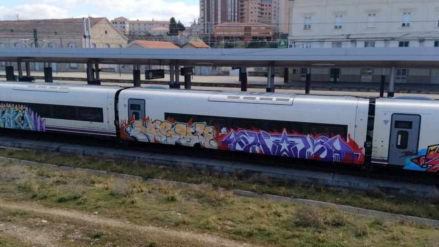 Un tren Avril, que ni siquiera está en funcionamiento, aparece vandalizado en Zamora.