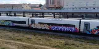 Un tren Avril, que ni siquiera está en funcionamiento, aparece vandalizado en Zamora